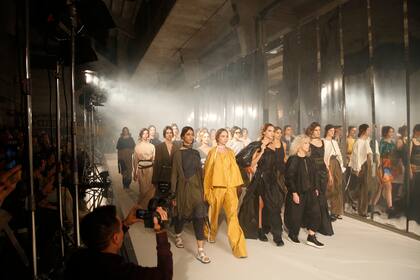 Jessica Trosman junto a sus modelos