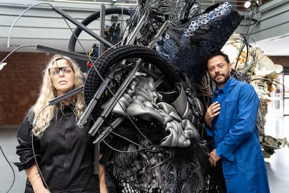 Jessica Trosman y Martín Churba con su obra Humana, en la Usina del Arte