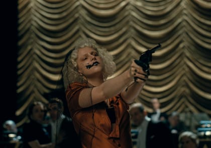 Jessie Buckley como La novia; la actriz irlandesa asume el desafío de encarnar a una mujer que renace con conciencia propia