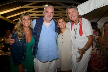 Jessie Cukerman, el escultor uruguayo Pablo Atchugarry, Stella Sánchez y Pancho.