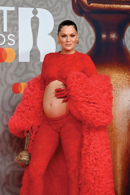 Jessie J, embarazada, volvió a los premios con un estilismo encendido: leggings y top con mangas enguantadas de Brielle, abrigo Selezza Carmel y clutch confeccionado a mano de Mae Cassidy.