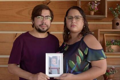 Jessika cree que la demora en el tratamiento adecuado agravó la condición de su hijo