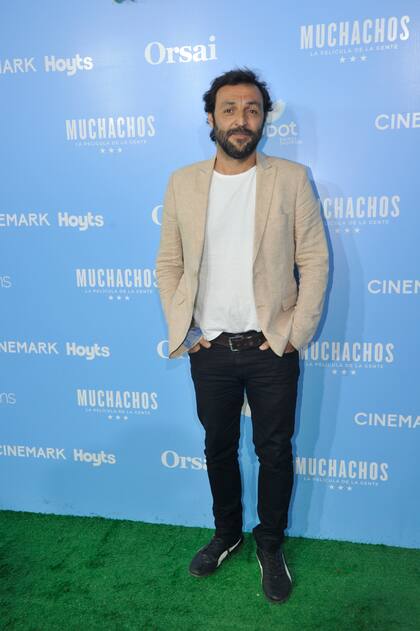  Jesús Braceras, el director del documental, eligió un jean negro, una remera blanca y un saco color beige. En los pies se sumó a la tendencia de las zapatillas