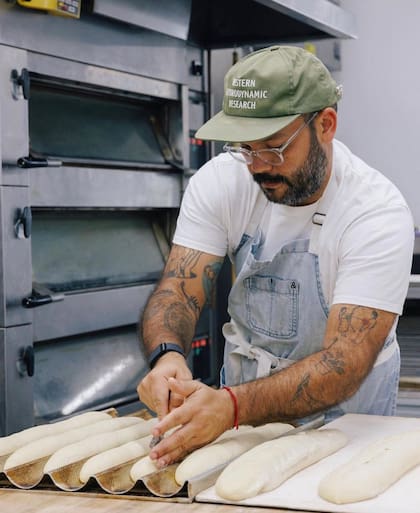 Jesús Brazón, el panadero que aprendió a hornear por YouTube y ahora está nominado a un importante premio