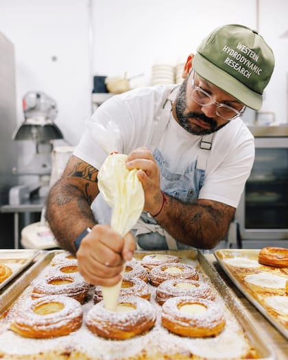 Jesús Brazón aprendió a hornear pan a través de YouTube y ahora es dueño de su propia panadería