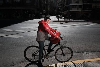 Jesús con su bici en una calle de Caballito