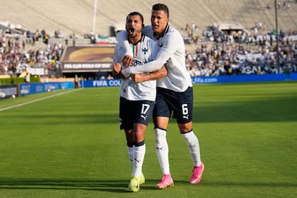 Jesús Corona celebra su gol junto a Nelson Deossa para Monterrey ante Urawa Red Diamonds en el Mundial de Clubes, el miércoles 25 de junio de 2025, en Pasadena, California. (AP Foto/Gregory Bull)