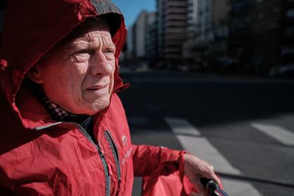 Jesús entrega comida en las calles de Buenos Aires