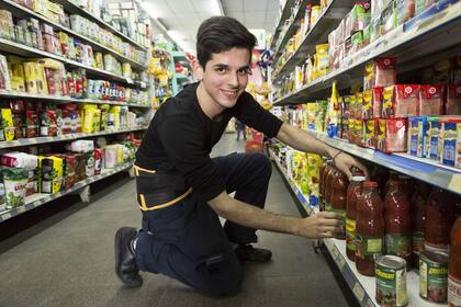 Jesús Gómez (chelo). Tiene 21 años. Estudiaba música en la Universidad de Mérida y pertenecía a una orquesta. Trabaja de repositor en un supermercado. Logró reunir dinero para poder traer a su hermano, también músico. “Lo mejor que puede pasar es que Latin Vox logre convertirse en algo estable, que