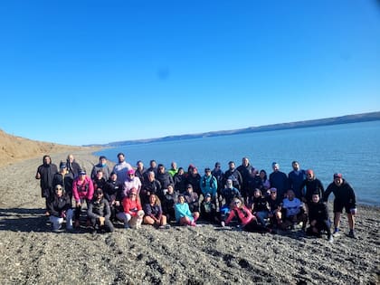 Jesús Ledesma junto a un grupo de runners, hoy en la costanera de Río Gallegos