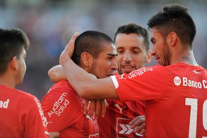 Jesús Méndez se abraza con Lucero y el resto de sus compañeros