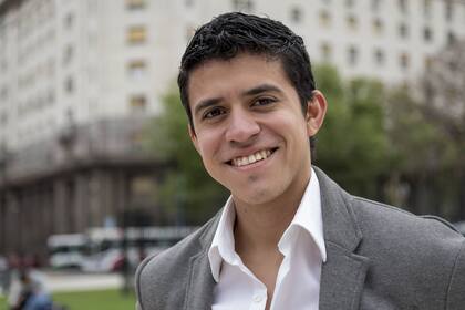 Jesús Parra (director). Tiene 24 años:,entró al Sistema a los 10. Tomó clases de dirección en paralelo a las de su instrumento, la viola, y fue seleccionado por José Antonio Abreu para dirigir a Plácido Domingo. Aparte de tocar y dirigir para Latin Vox, es profesor. “Mi gran sueño es poder ayudar y