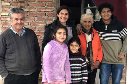 Jesús Yanten junto a sus abuelos, su mamá, su hermana y su prima
