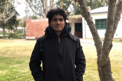 Jesús Yantén tiene 16 años y todos los días hace 14 kilómetros para llegar a la escuela