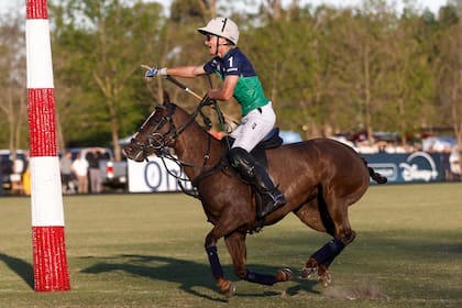 'Jeta' Castagnola festeja su gol de oro en el sufrido 13 a 12 de un mes atrás en una semifinal del Abierto de Hurlingham; Ellerstina-Indios Chapaleufú es el único equipo que asustó a La Natividad-La Dolfina en la temporada.
