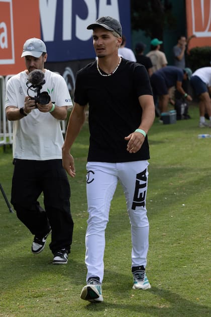 Jeta Castagnola llegó a la cancha con jeans con su nombre impreso