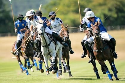 Jeta Castagnola maniobrando ante Gonzalito Pieres: el menor de los hermanos hizo el gol de la victoria de Les Lions