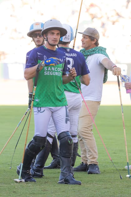 Jeta Castagnola, Poroto Cambiaso y Adolfo Cambiaso (de espaldas), después de una charla con Lolo Castagnola, coach de La Natividad La Dolfina