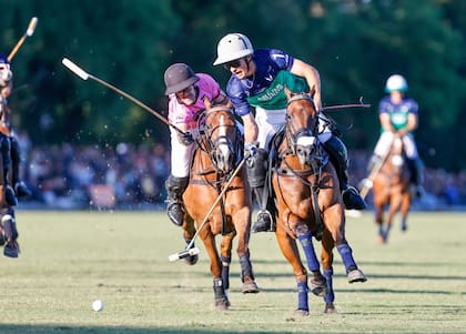 'Jeta' Castagnola supera a Facundo Pieres en una corrida en la final del Abierto de Tortugas, que La Natividad-La Dolfina le ganó por 12-11 a Ellerstina-Indios Chapaleufú.