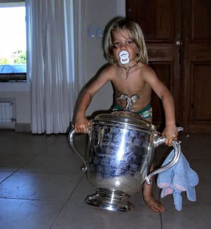 Jeta de chico, con la copa de Palermo que su papá, Lolo, ganó 7 veces. Ya se perfilaba un futuro campeón