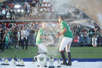 Jeta y la clasica lluvia de burbujas en el podio. "Ser campeón de Palermo es tremendo. Todo el año pensando en esto. Y que se me haya dado es una locura. Trabajamos para esto, año a año nos hemos organizado mejor y les agradezco a mis compañeros", sostuvo después.