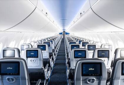 JetBlue anunció recientemente que todos sus pasajeros podrán llevar equiapaje de mano y un artículo personal, independientemente de su tarifa elegida
