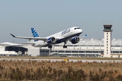 JetBlue incorporará el servicio de internet satelital en sus aviones desde el 2027 y será completamente gratuito