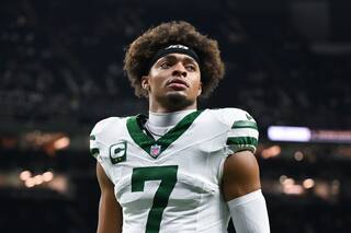 Jets acuerdan canjear al quarterback Justin Fields a Chiefs como suplente de Mahomes, dice AP