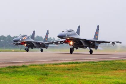 Jets chinos despegando para vuelos de prueba en islas taiwanesas (AP)