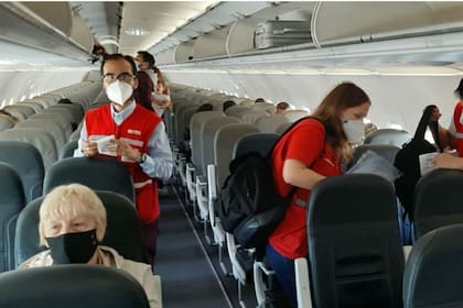 “Tienen que llevar la mascarilla correctamente en estos vuelos”, sostuvo la azafata anónima en las redes sociales (Foto: Twitter)