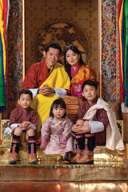 Jetsun Pema posa junto con su marido, Jigme
Khesar Namgyel Wangchuck, y sus tres hijos: los príncipes Jigme Namgyel (8), Jigme Ugyen (5) y Sonam Yangden (1). Realizada el mes pasado por el reconocido fotógrafo francés Stéphan Gladieu, la foto fue tomada en Tashichho Dzong, el edificio que es la sede de gobierno butanés.