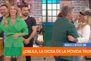 Jey Mammon se abalanzó a abrazar a Dalila y casi le rompe la boca con el micrófono