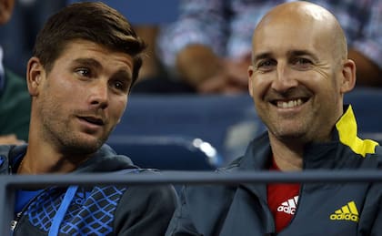 Dani Vallverdu y Jez Green (preparador físico) miran en las tribunas observando a Murray