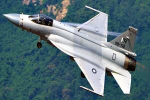La compra de aviones militares a China provoca tensión interna en el gabinete