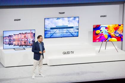JH Han, jefe de la división de televisores de Samsung, durante la presentación de los QLED TV en Nueva York