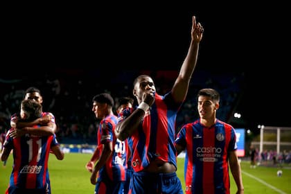 Jhohan Romaña besa el escudo de San Lorenzo, tras abrir el marcador: el colombiano desató el nudo y el Ciclón festejó en el Nuevo Gasómetro ante una multitud