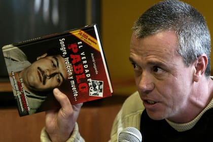 Jhon Jairo Velásquez Vásquez con un libro sobre la vida de Pablo Escobar
