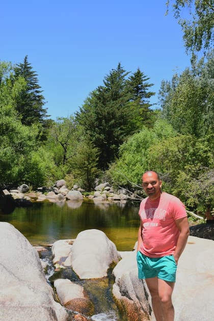 Jhon Ruiz disfruta los viajes en la naturaleza y compensa las emisiones de sus vuelos