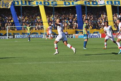 Jhonatan Candia festeja su gol en el Gigante de Arroyito: Huracán se impuso 4-1