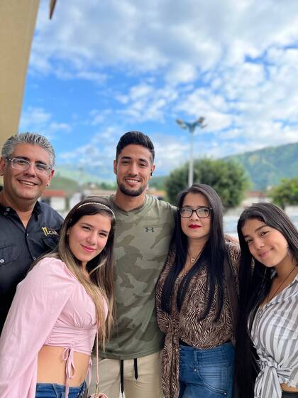 Jhony se reencontró con su familia en Venezuela.
