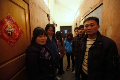 Jia Jingchuan, un técnico de 27 de Wintek, junto a sus compañeros fuera de sus habitaciones en Sushou, China. La compañía fue acusada de emplear un solvente tóxico de secado rápido que afectó a 137 operarios
