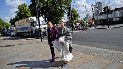 Jiachun Lin y su novio Da Song ambos Chinos, caminan por Westminster, con el London mientras se preparan para posar para una fotografía de pre-boda en Londres, Gran Bretaña
