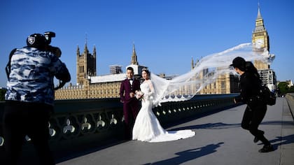 Jiachun Lin, y su novio Da Song posan para una fotografía de la pre-boda en el puente de Westminster en Londres, Gran Bretaña