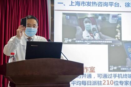 Jian Zhou explica el funcionamiento del sistema de telemedicina del Hospital de Xuhui, en Shanghái