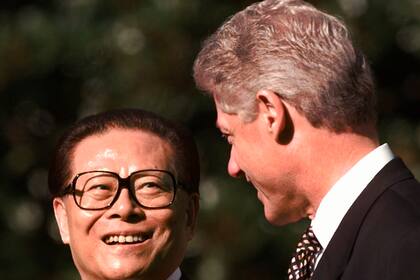 El presidente de Estados Unidos, Bill Clinton, a la derecha, y el chino Jiang Zemin sonríen mientras están juntos en el jardín sur de la Casa Blanca en Washington el 29 de octubre de 1997