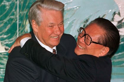 El presidente ruso, Boris Yeltsin y Jiang Zemin se abrazan después de una conferencia de prensa conjunta en el Gran Salón del Pueblo de Pekín, el 10 de noviembre de 1997