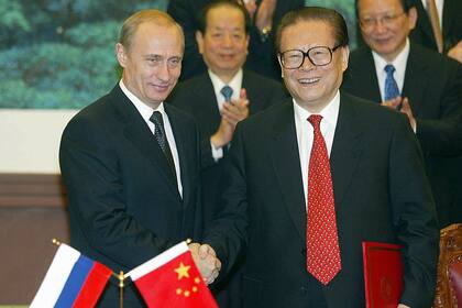 Jiang Zemin junto a Vladimir Putin, en el Gran Palacio del Pueblo en Pekín, en diciembre de 2002