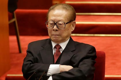 El expresidente chino Jiang Zemin asiste a la ceremonia de clausura del XVIII Congreso del Partido Comunista en el Gran Salón del Pueblo el 14 de noviembre de 2012