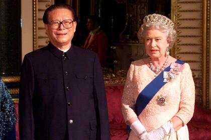 El entonces presidente chino Jiang Zemin y la reina Isabel II, el 19 de octubre de 1999