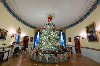 Jill Biden compartió fotografías en X de la decoración de Navidad de la Casa Blanca